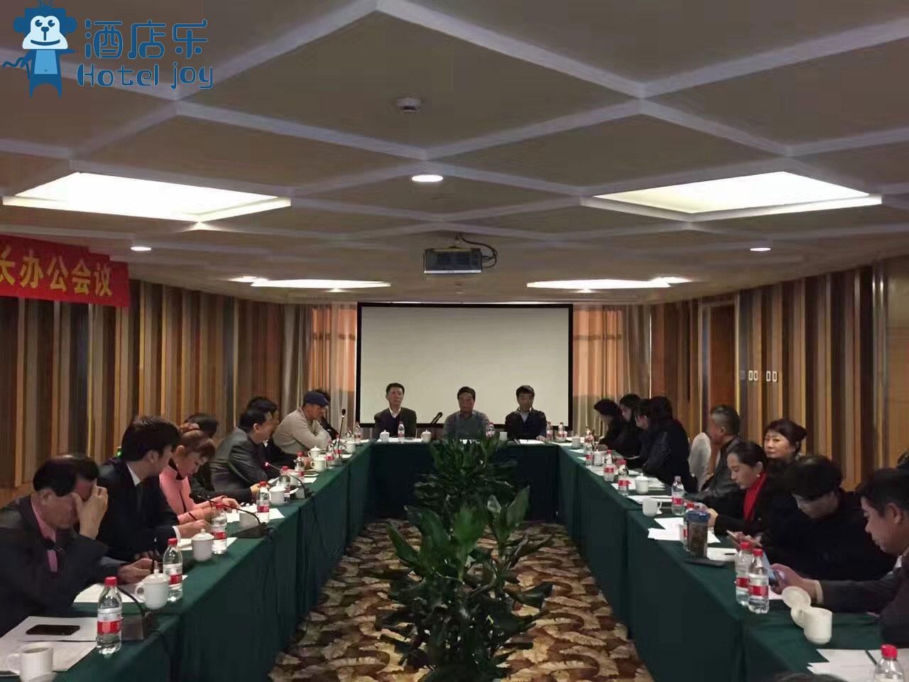 最后辽宁省饭店协会会长周义军进行大会总结并发表讲话.