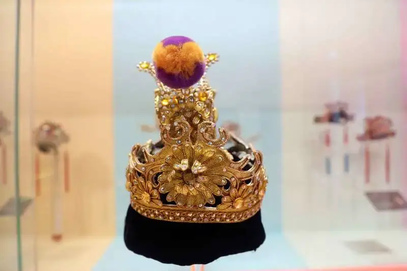 他用60年做出惊艳世人的凤冠霞帔!被称为粤剧界的"活字典"!一生一事,