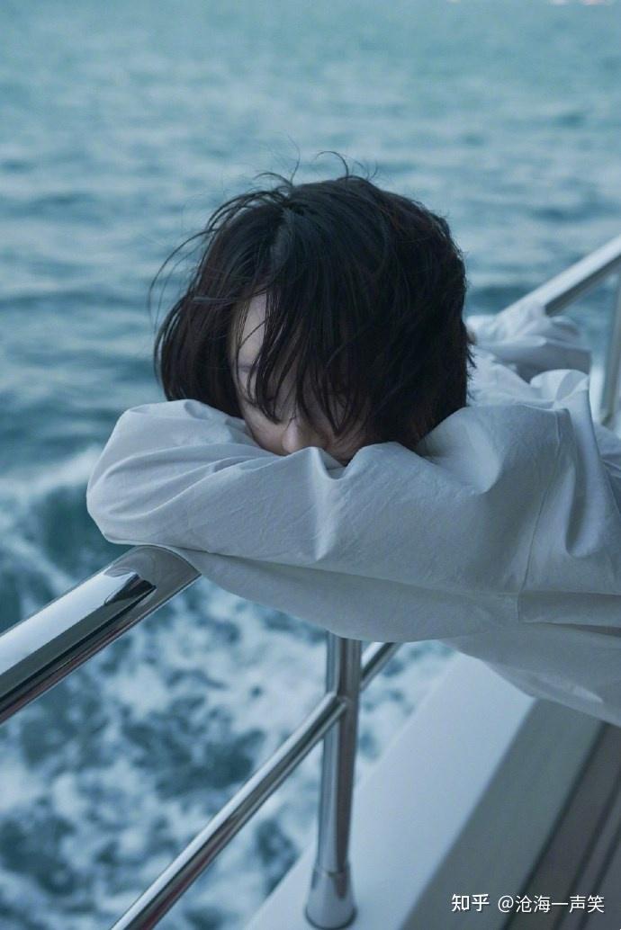 名门泽佳:周冬雨晒海边美照,白色衬衫配波普风花裙效果气质十足