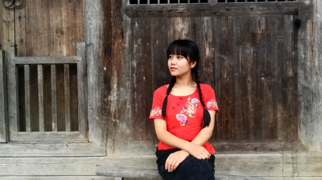 是个淳朴,开朗的农村女孩.