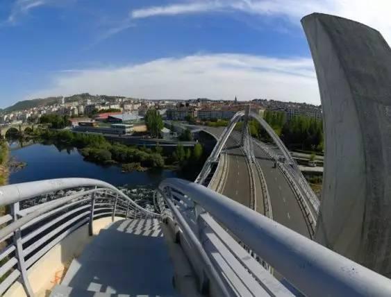 footbridge)是西班牙本土建築師卡拉特拉瓦的作品,橫跨於畢爾巴鄂市