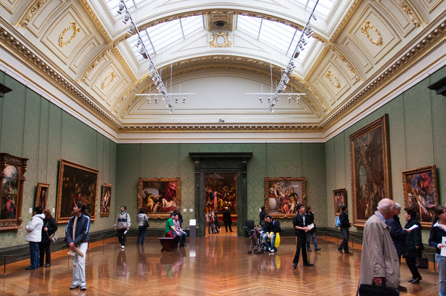 坐落于伦敦特拉法加广场旁边,英国国家美术馆的北侧