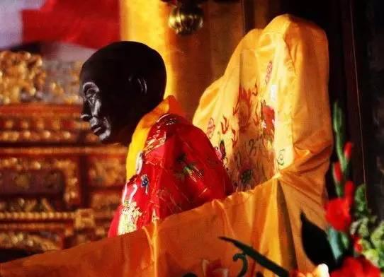 六祖惠能真身千年不坏,至今供奉在广东韶关南华寺,大师圆寂后真身不坏