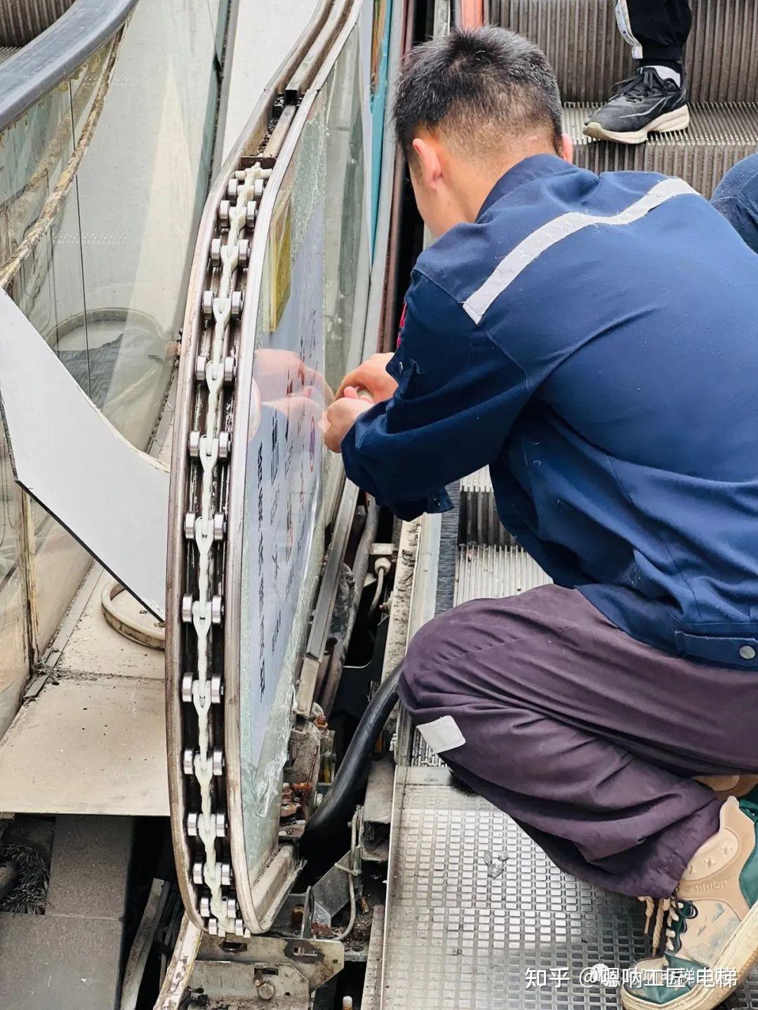 组图电梯人更换扶梯弯头导轨的一天