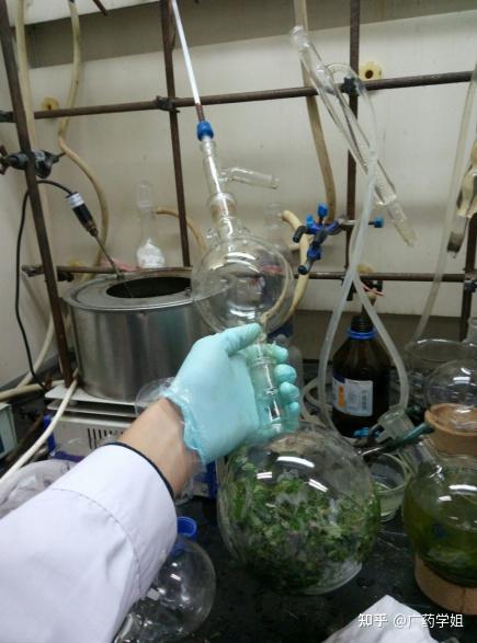 (二)水蒸气蒸馏法此法适用于具有挥发性能随水蒸气蒸馏而不被破坏,与