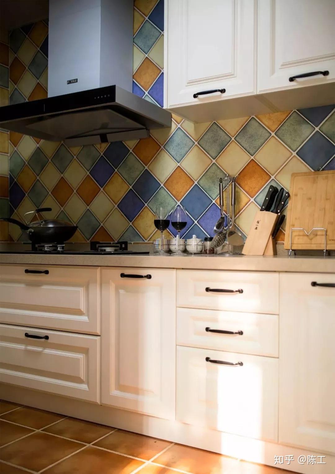 厨房地柜浅木色锯齿纹柜门配什么颜色好的拉手比较好看