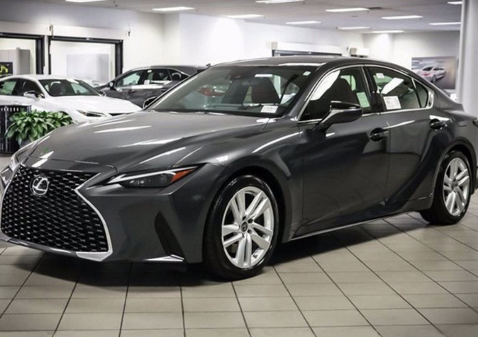 将搭载35lv6发动机雷克萨斯新款is海外实拍图