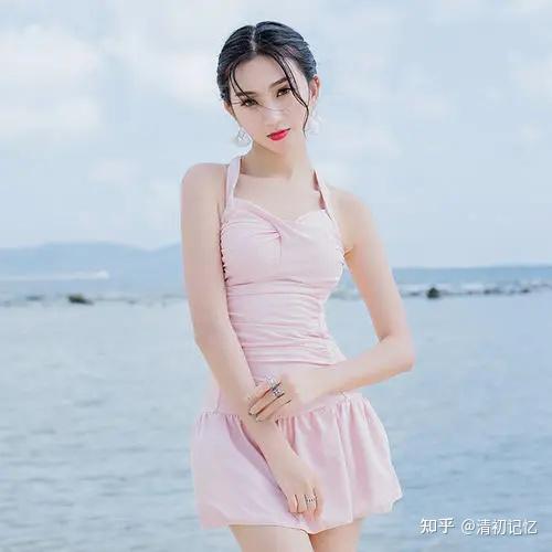 为什么我看到女孩子穿泳装就觉得很性感而且还忍不住想要多看几遍