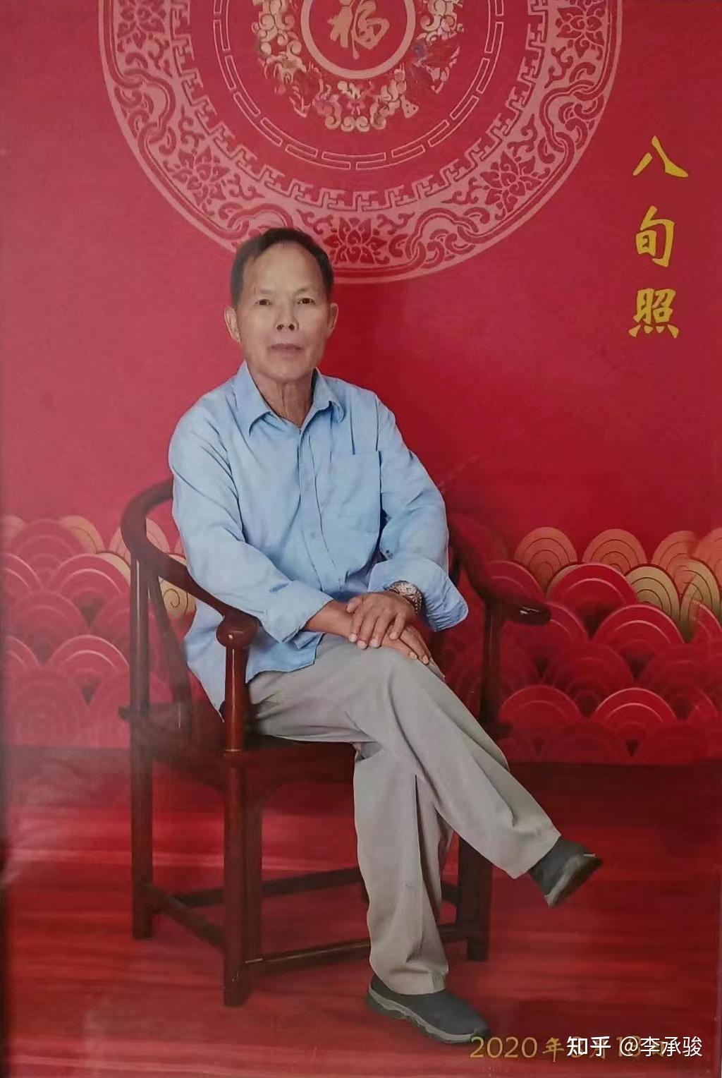 厉害了广西德保有一位82岁的退休老校长坚持业余写作40多年现在还在写