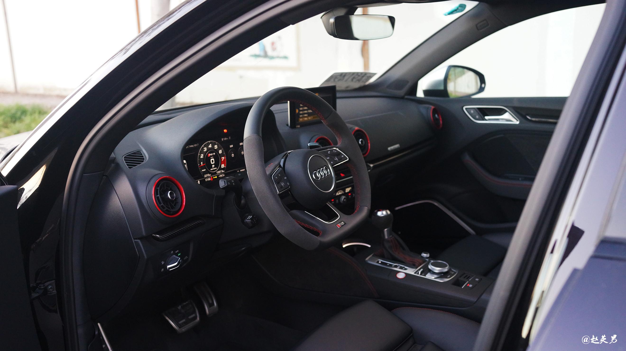 rs3的内饰虽然是基于普通a3的内饰打造,但传递出来的气质能明显拉开和