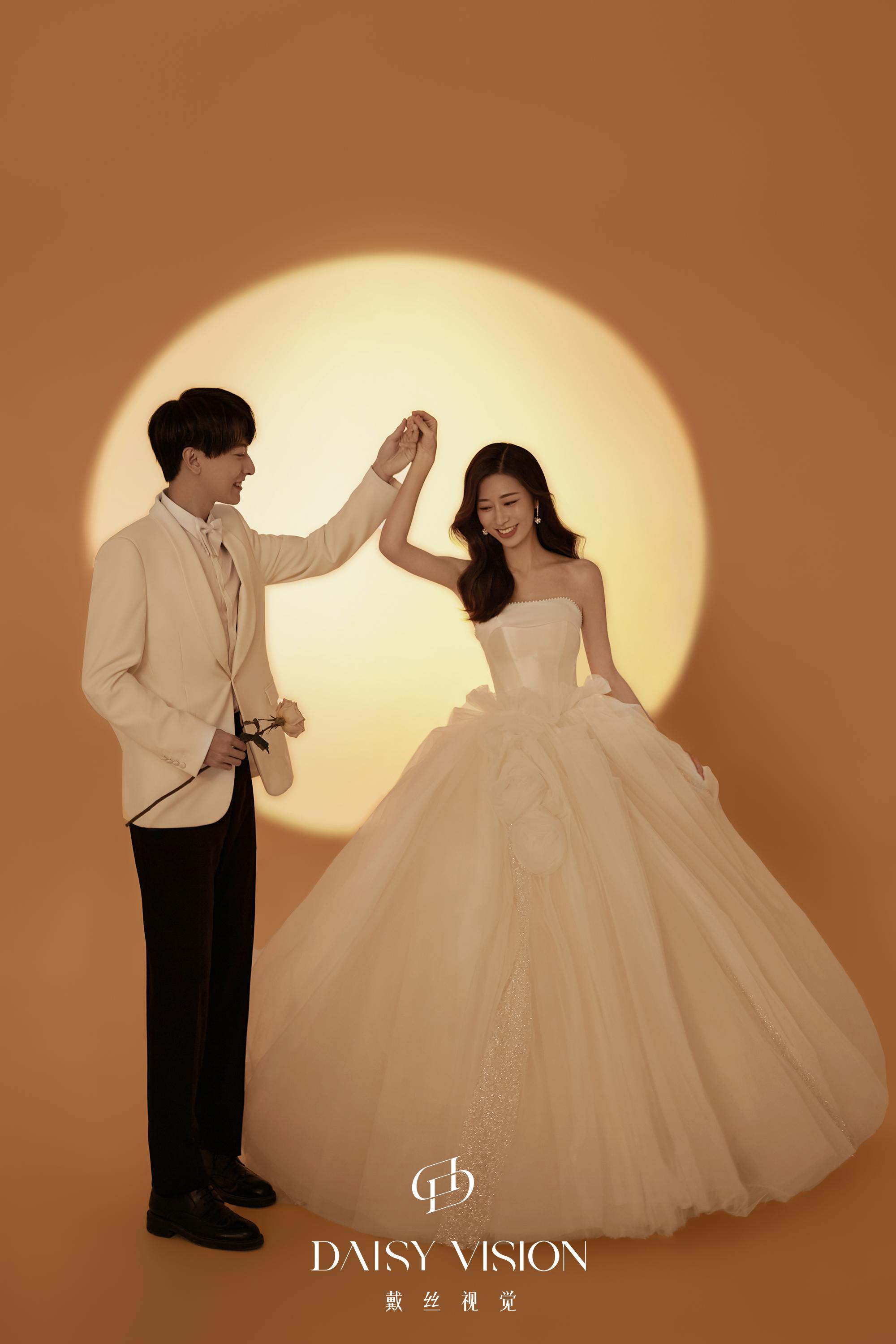 浪漫至死不渝落日氛围感光影婚纱照