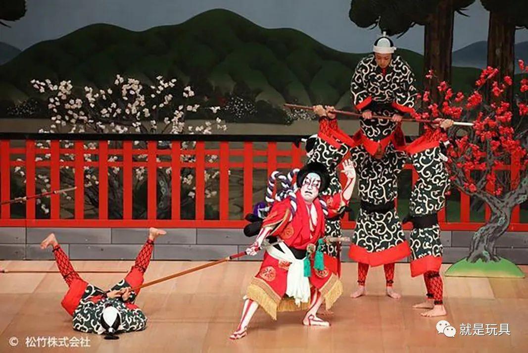 《义经千本樱》的故事讲述了源平合战后因与兄长冲突而从京都外逃的源