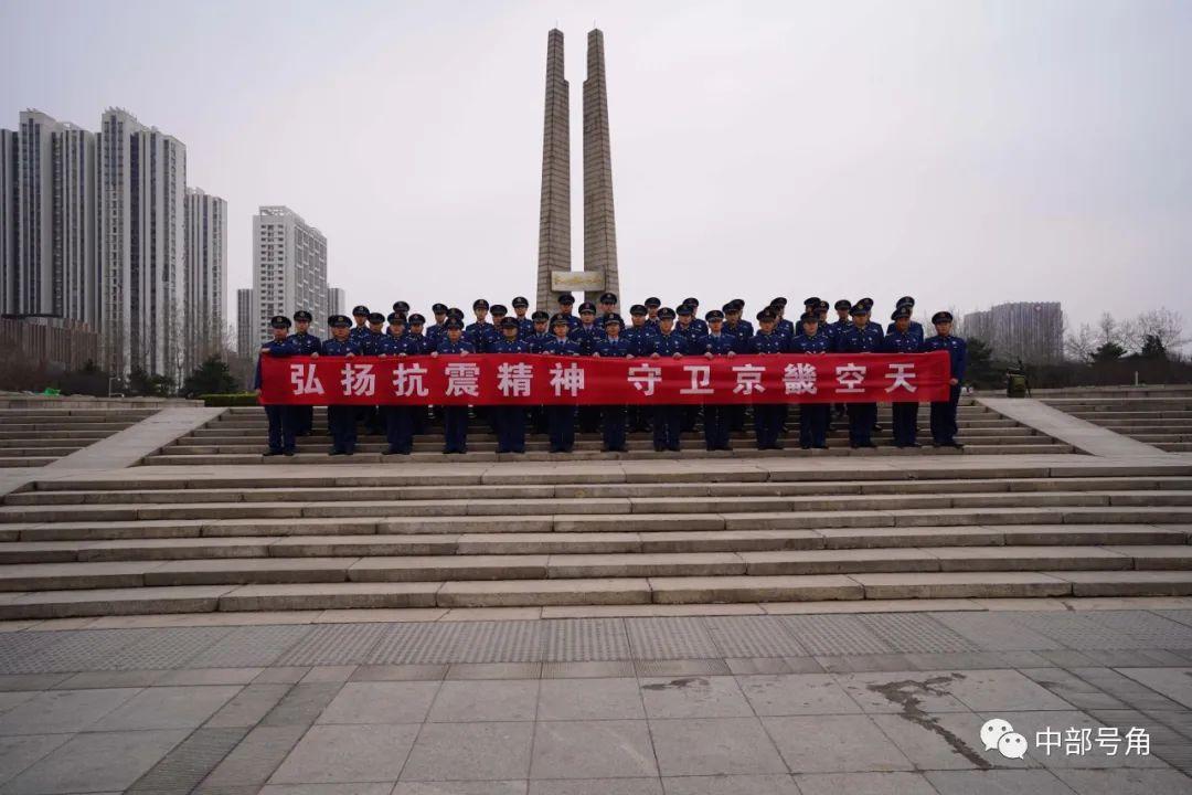 中国人民解放军第93793部队官兵前往唐山抗震纪念馆,组织"弘扬抗震