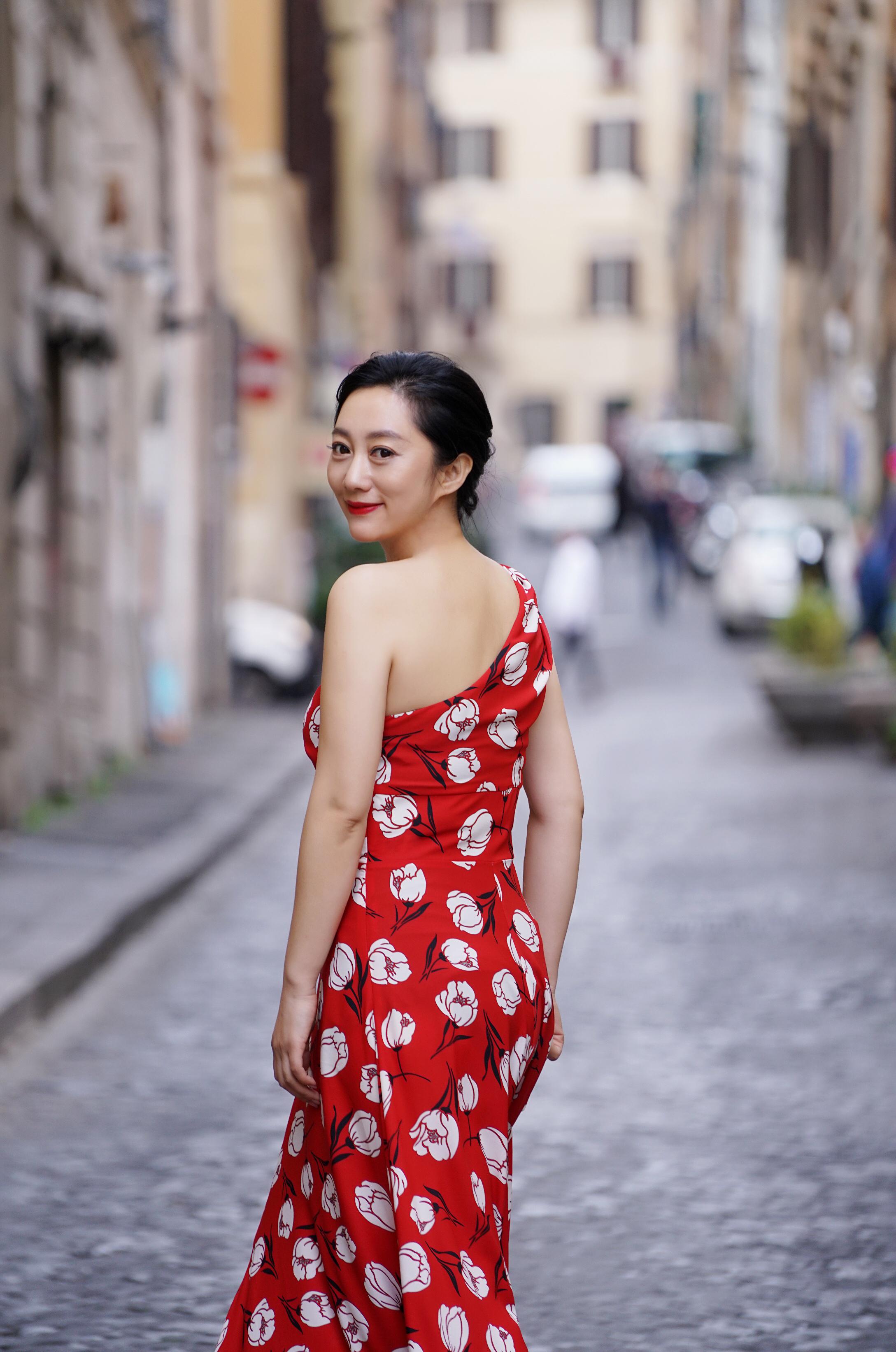原子霏意大利街拍照曝光红色连衣裙大气至极