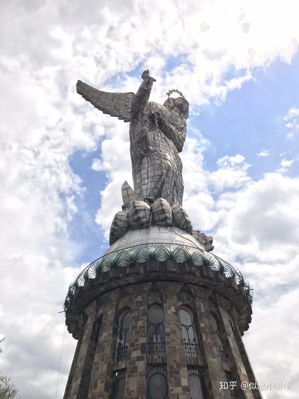 女神长有翅膀,手持粗重的铁链拴住她脚下的巨蛇野兽.
