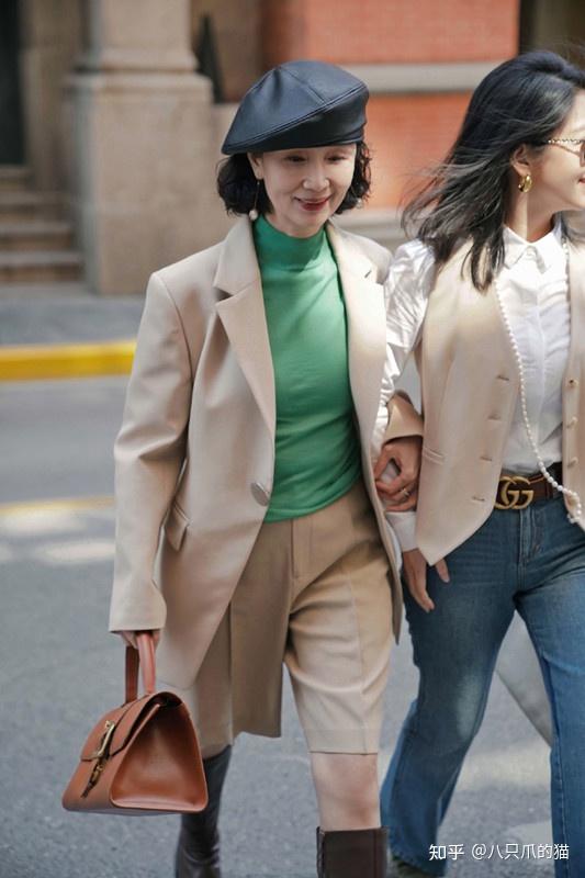 三木妈妈的最新街拍来了50穿西装五分裤真飒真穿衣榜样