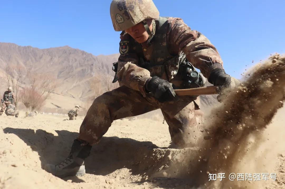 接过钢枪新兵奔赴战场