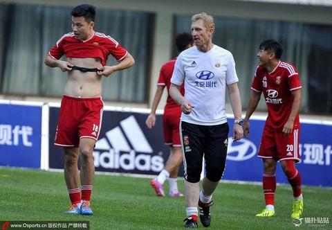 并没有传说中健硕的肌肉,腹部融为一体…… (上图 鲁能球星 王永珀