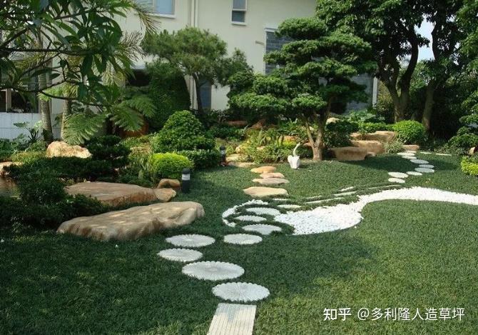 例如在园林设计中,人造草坪作为园林造景的重要材料之一,不仅可以单独