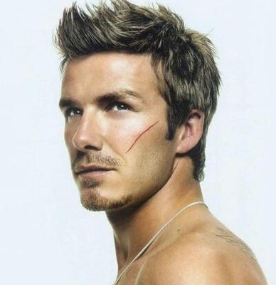 而半飞机头就是,还会在额头处留下一点头发,修饰发际线. ▼