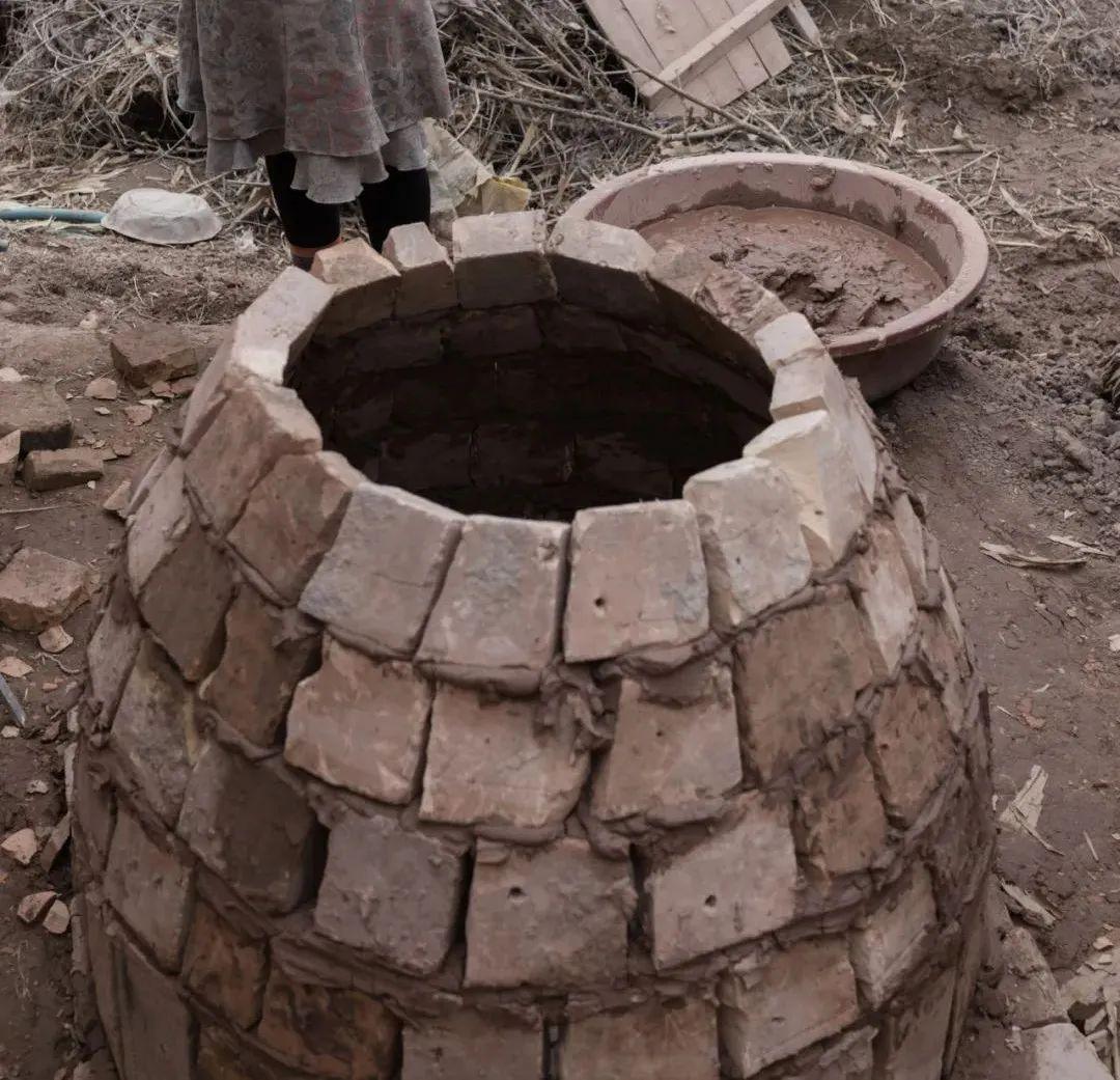 有次在南疆刚好看到当地人砌馕坑虽然世界各地有不同的馕,但我坚定地
