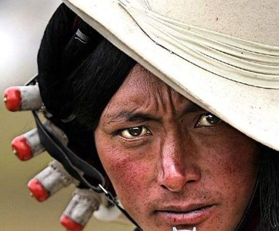 你所不知道的藏族戴黑红头绳的藏族男子