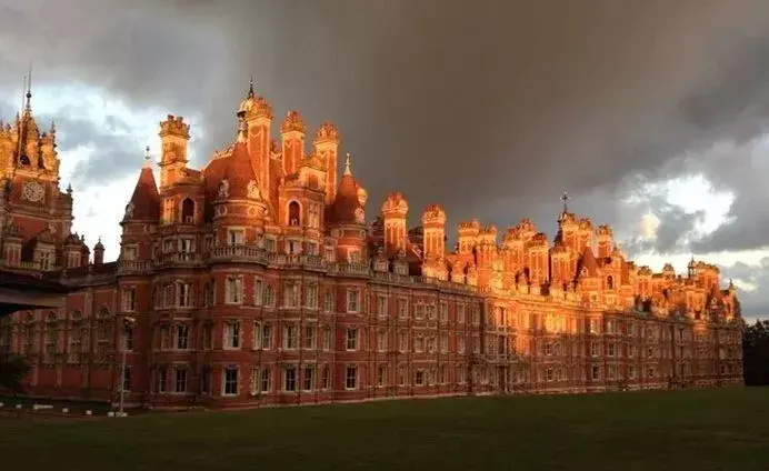 据说,皇家霍洛威大学有一副受诅咒的画,给学生们带来不少"厄运".