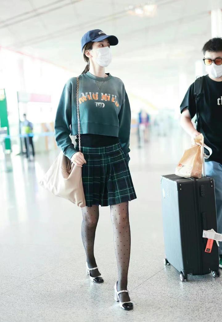 乔欣短款卫衣配jk百褶裙,秋天混搭学院风,减龄好看