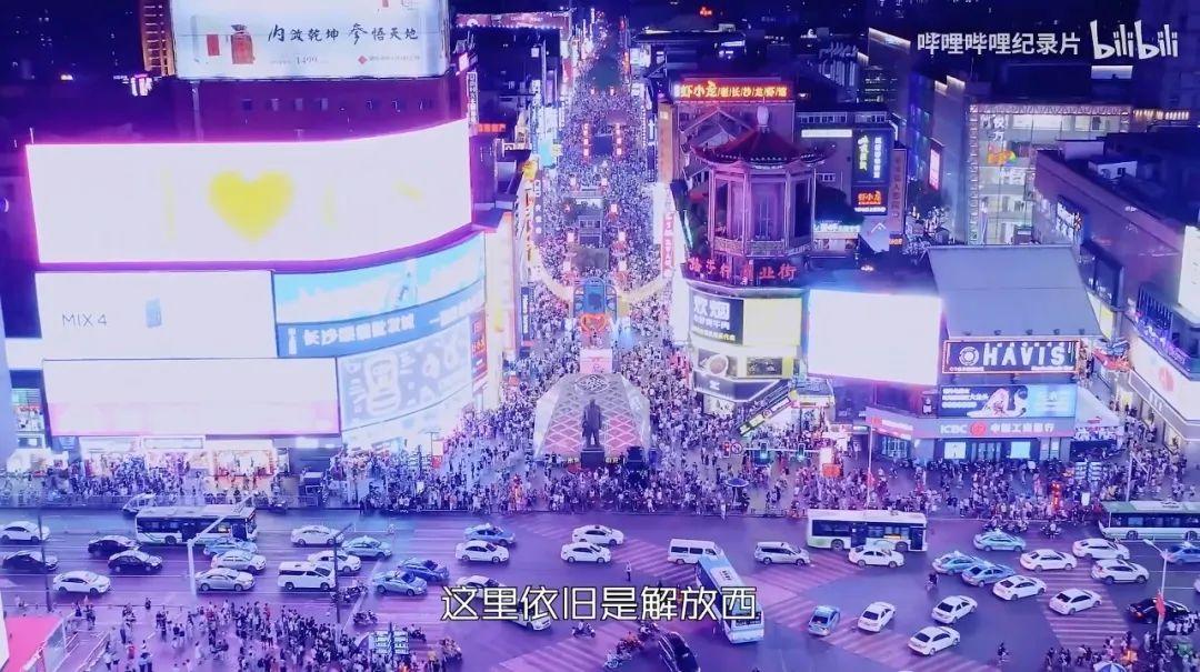 选定解放西这个地方作为拍摄主角之前,我们还跑了很多派出所,发现长沙