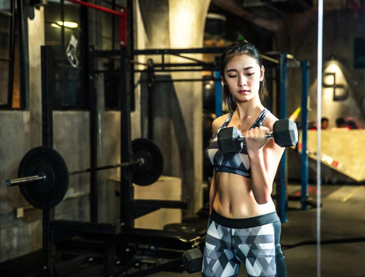 健身照片怎么拍出高级感女 v2-6fc80fec9c773ded96513e47fee6de6f_1440w.jpg?source=172ae18b