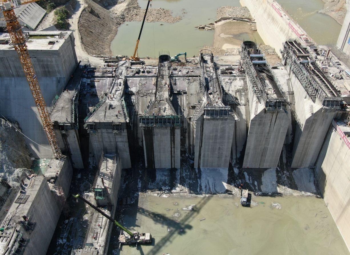 黄金峡水利枢纽工程表孔坝段顺利完成溢流面浇筑 - 知乎