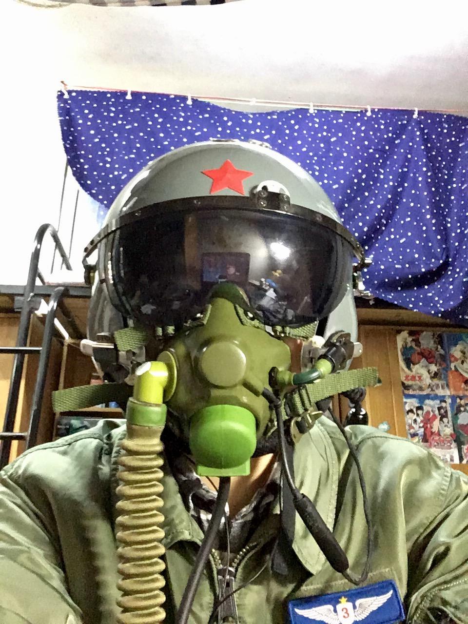 为什么中国空军飞行员的头盔上面是红五星而不是八一军徽