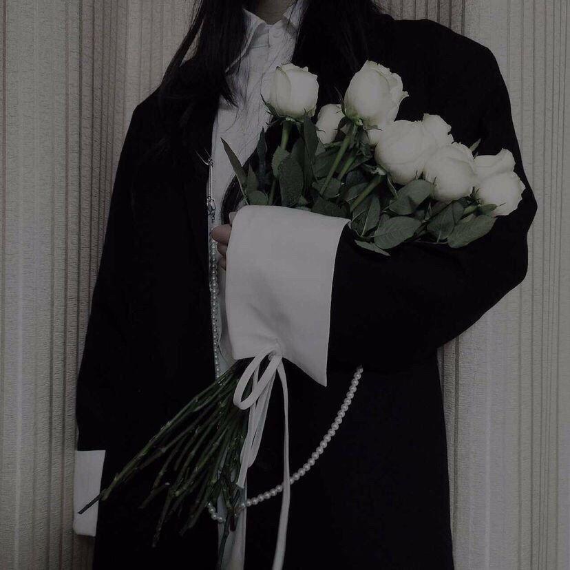 有没有类似这样的拿着花的头像