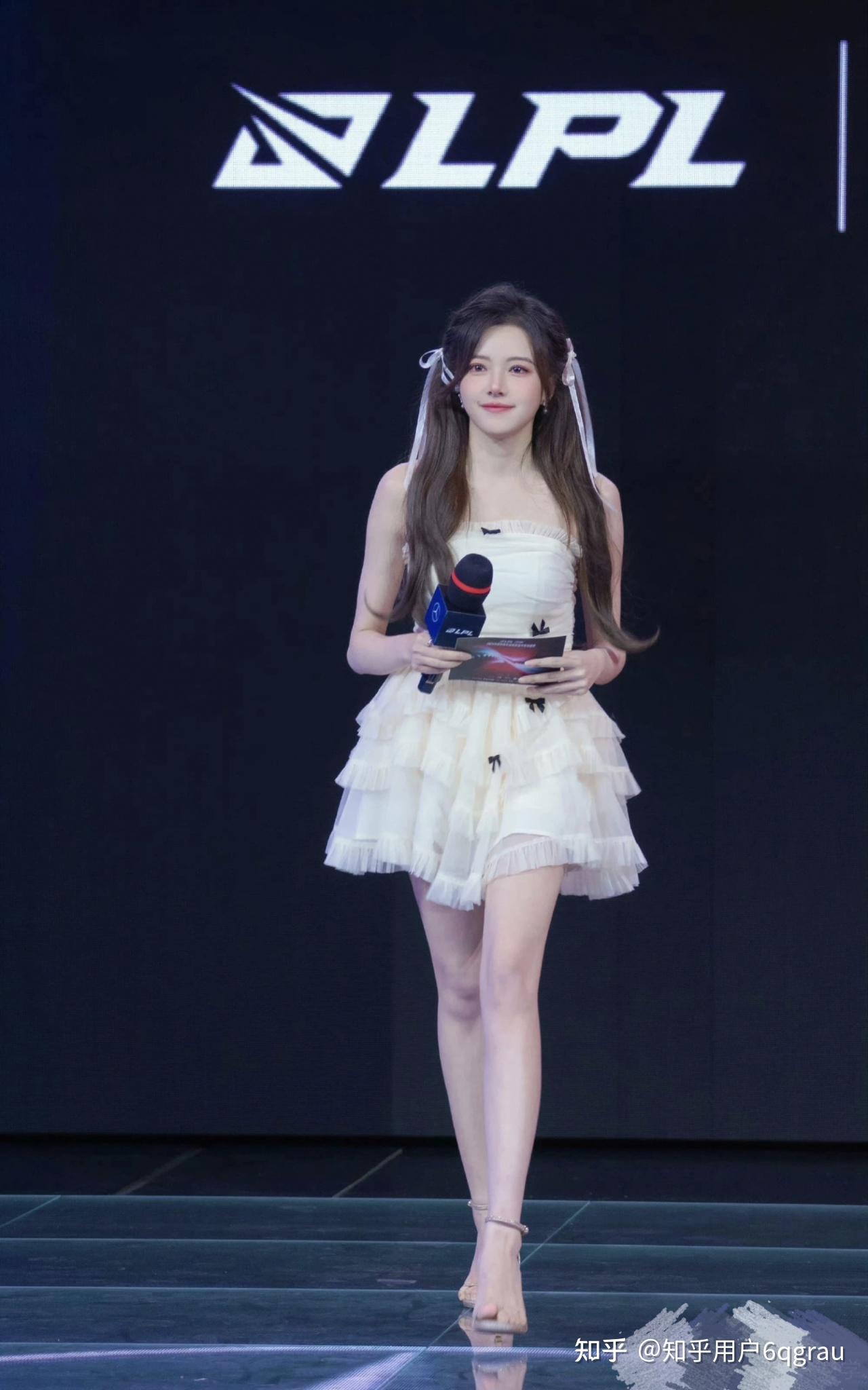 骆歆透视装直播受到警告,网友争议不断!"穿了个寂寞"的评论刷屏网络!