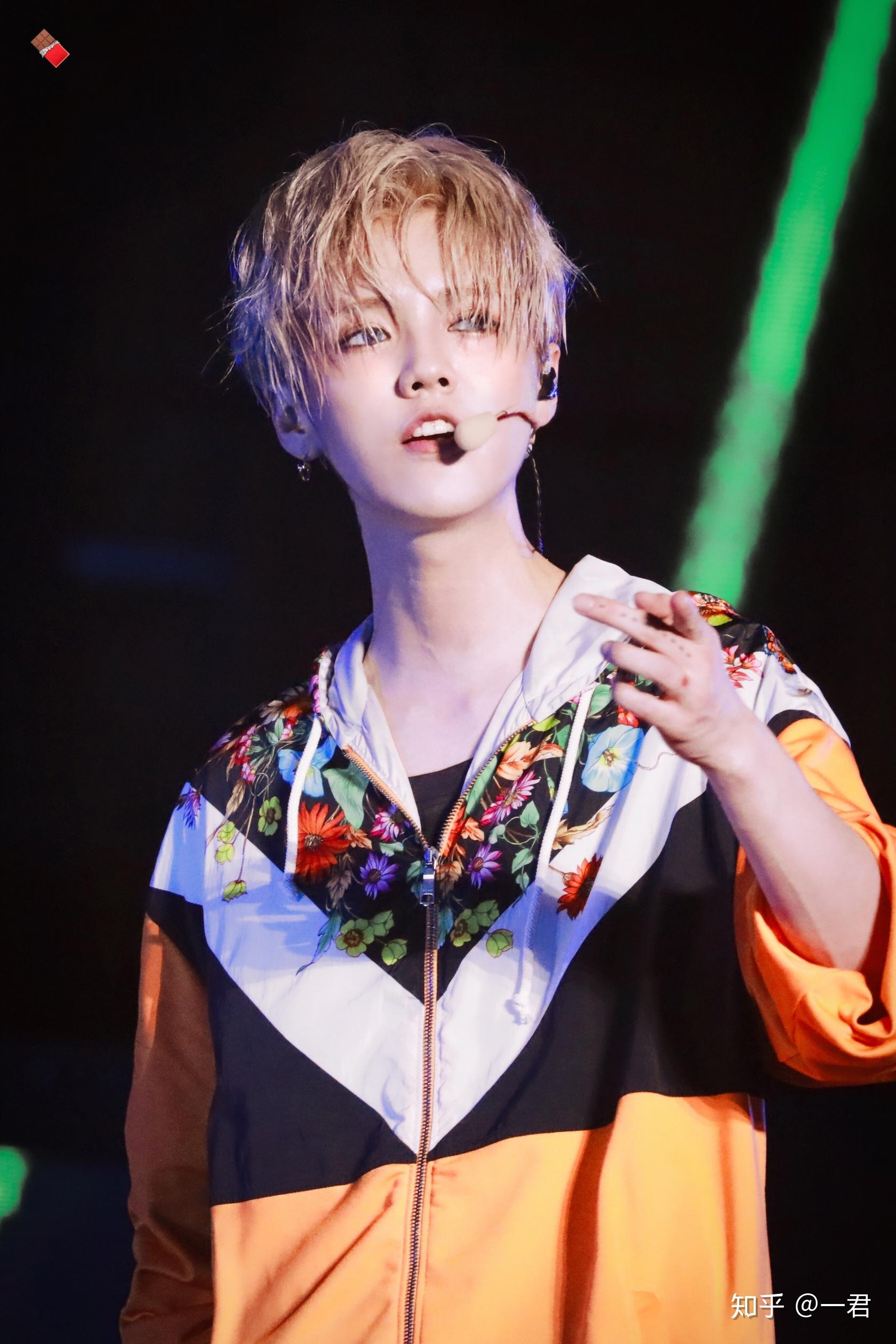 有没有鹿晗比心的照片分享呀? - 知乎