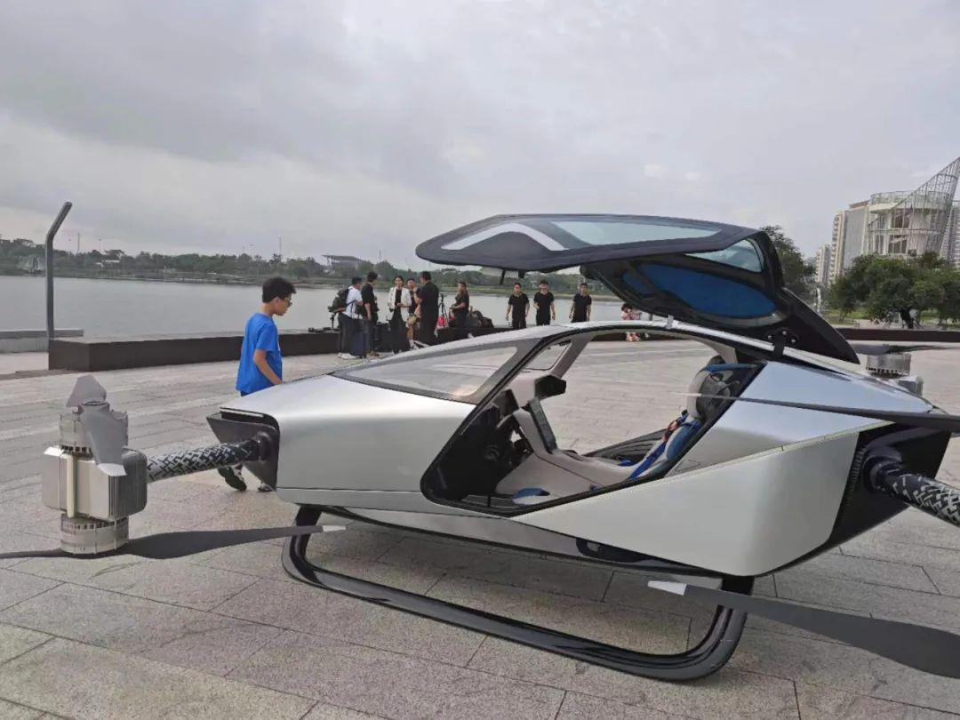 少见的飞行器实飞场面,吸引了大波人流,这便是小鹏汇天全栈自研的载人