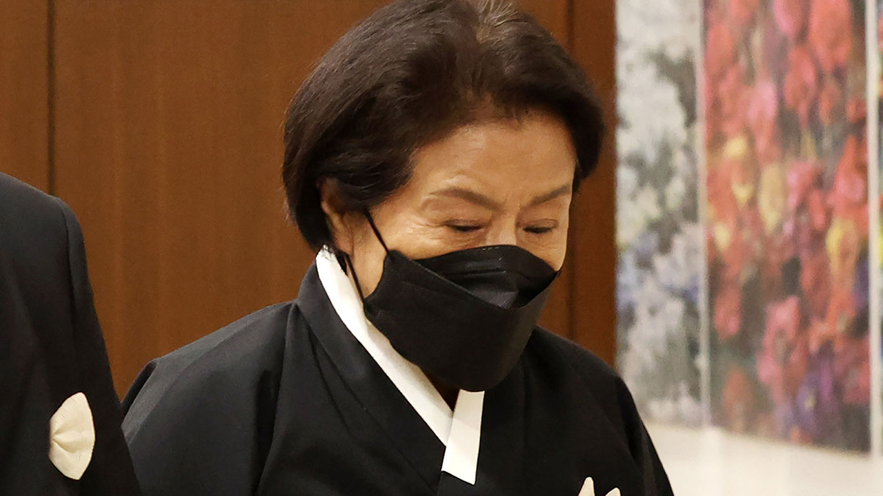 【sbs】全斗焕发靷,夫人李顺子:"替丈夫向受难的人谢罪"