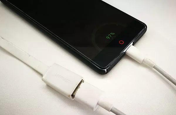 如何使用电动车给手机充电 v2-704db425d532bdb359bf9c9d0e2f6ea5_r.jpg