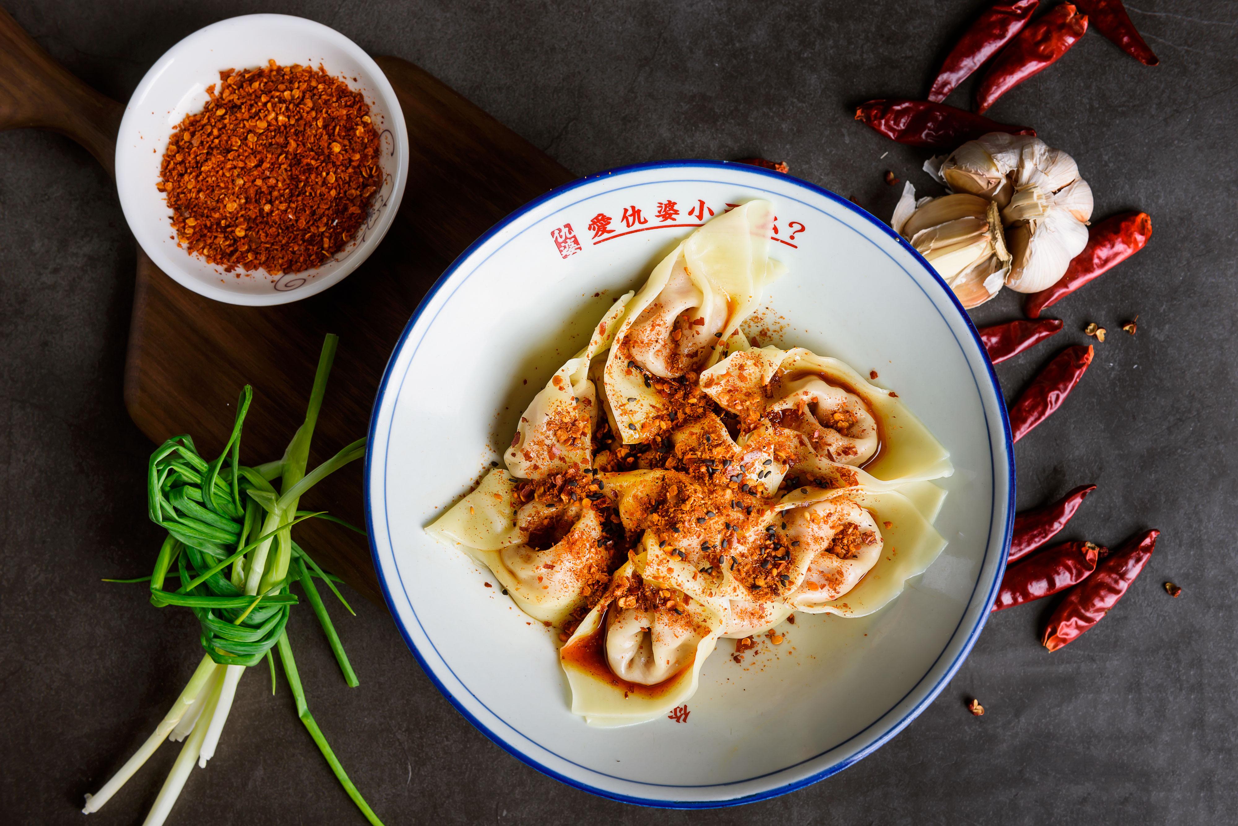 没有熟面筋的凉皮简直没有灵魂,每次都要多放点儿~还有秘制的辣酱,芝