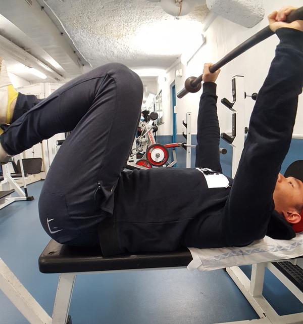 如何卧推初学篇最详细的卧推指南