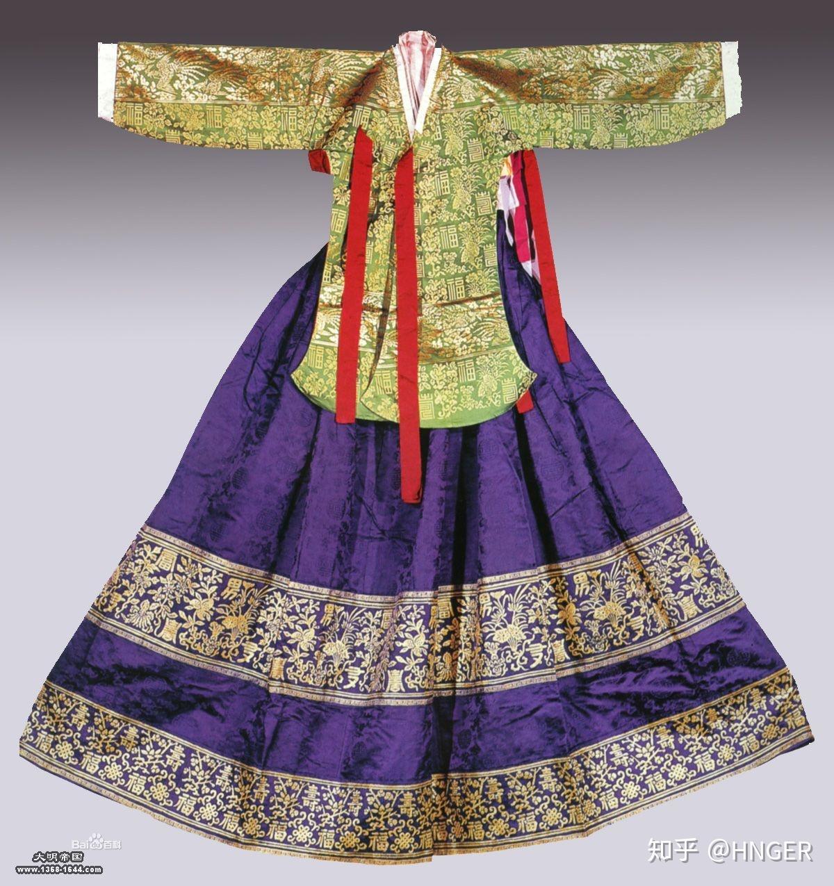 韩国首尔，一名亚裔韩国女子穿着传统服饰“韩服”在京福宫散步。照片摄影图片_ID:302915581-Veer图库