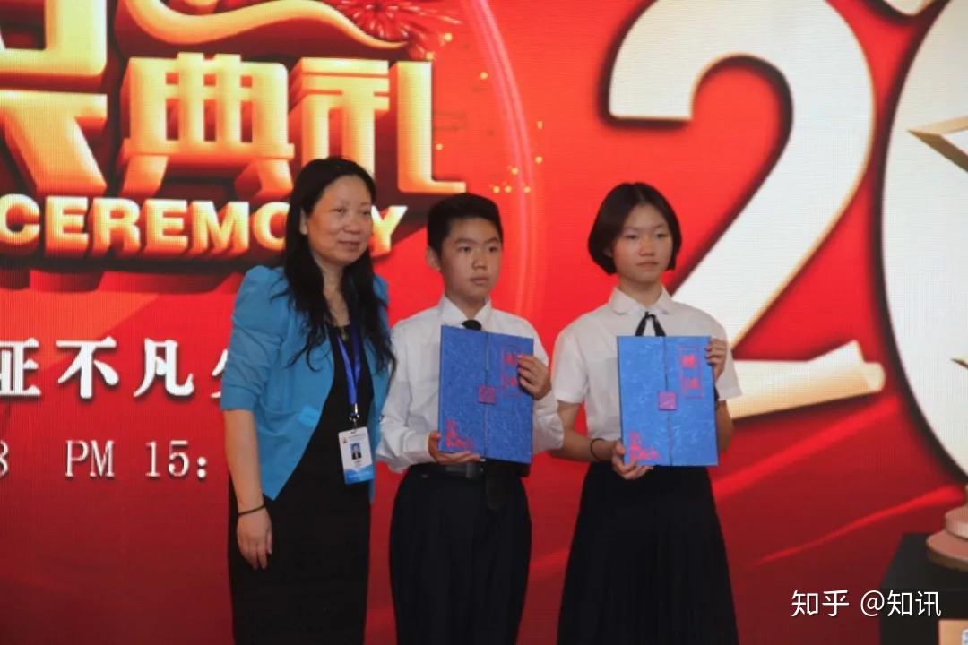 余燕琼校长为招芷晴同学授予荣誉社长证书,为高振霆同学授予社长聘书.
