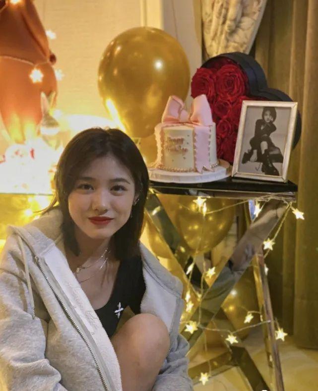 虽然生日趴只有一家人自己度过,但是一点都不将就,反而是仪式感满满