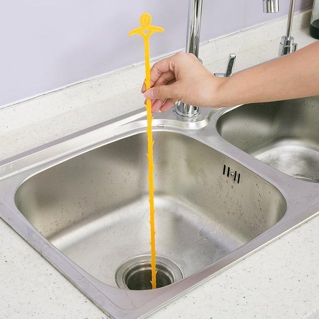 利用剪刀在吸管壁两侧交错剪出小口,就成了一根软勾棒