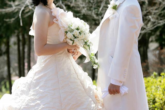 日本政府将给新婚夫妇派发4万块钱的结婚补助补贴 但是 知乎