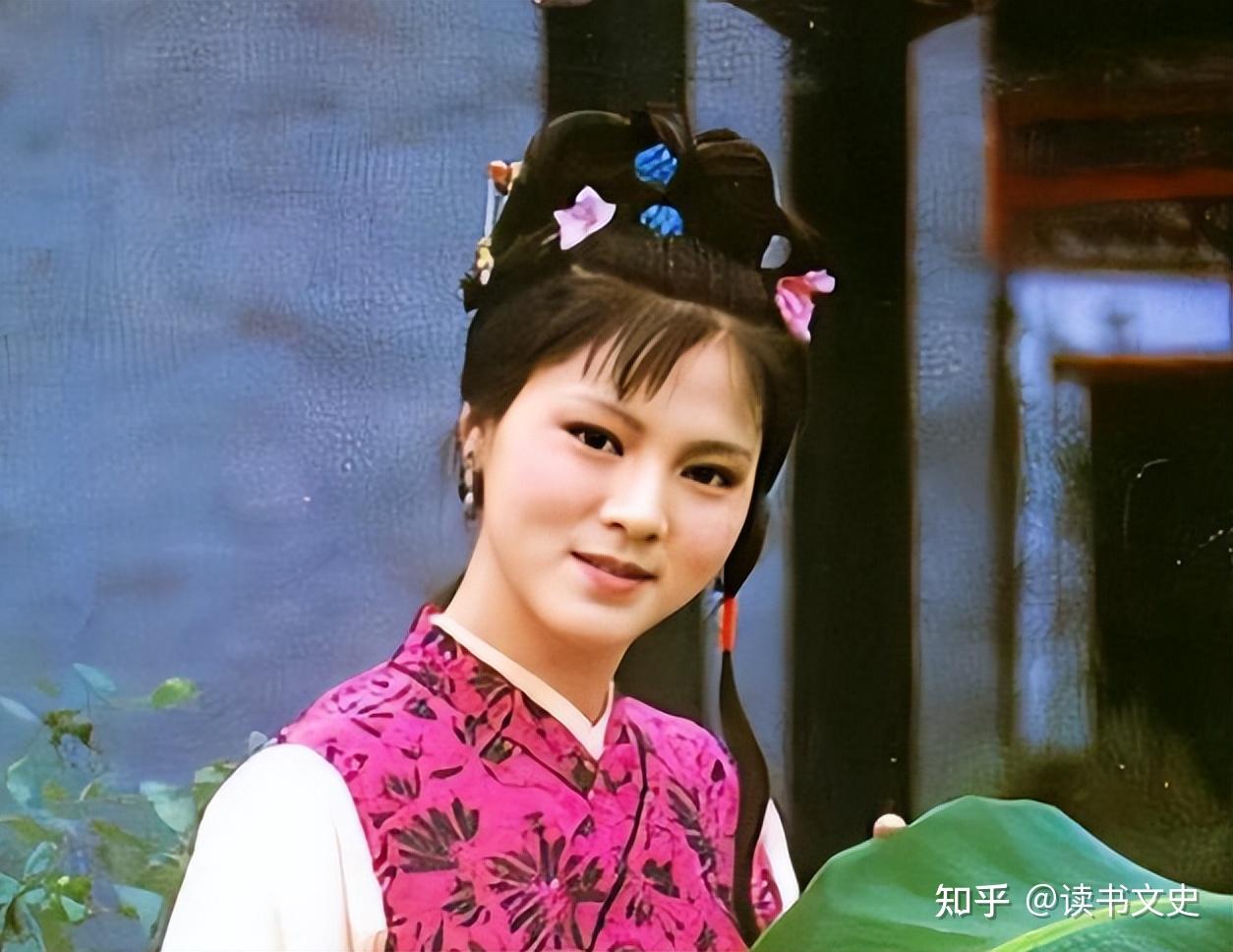 01《红楼梦》中宝玉与袭人夜里换汗巾透露什么?