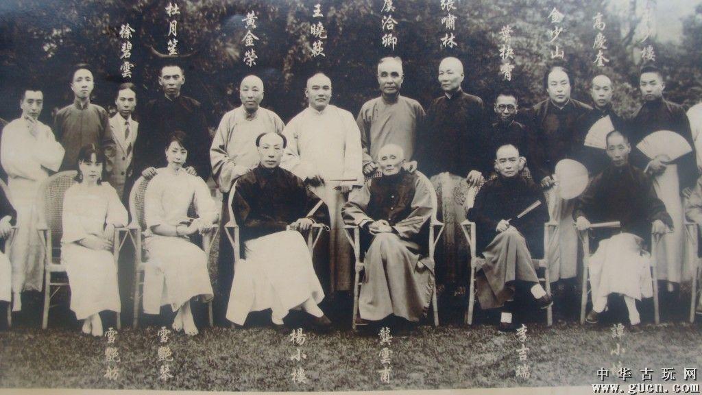 时间,只要去老洋房吃饭,就会看到墙上挂一张以杜月笙为主角的宽幅照片