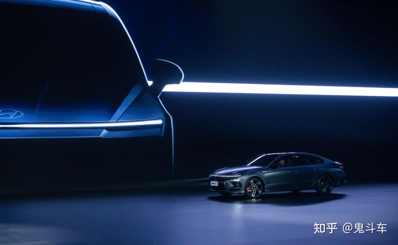 新车上配备发动机启停技术,自动驻车,上坡辅助系统,倒车影像,前方感知