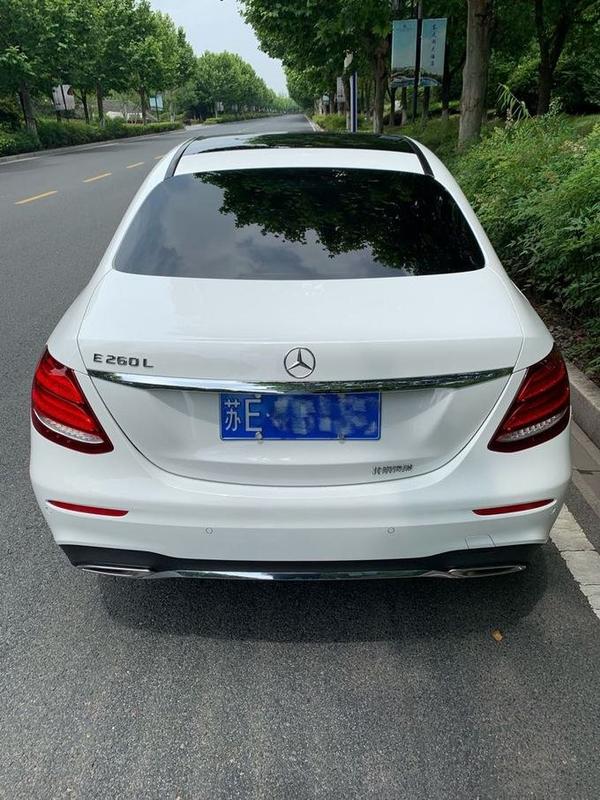 车屁股上的e260l和北京奔驰位置不对称,可逼死强迫症了,有时间一定要