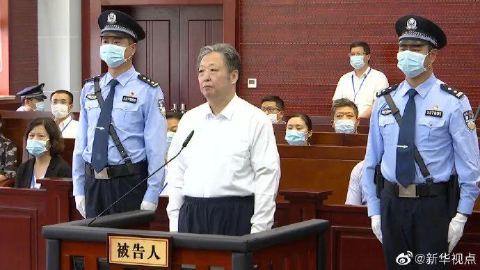 淮安市中级人民法院认为,被告人赵洪顺的上述行为依法构成受贿罪.